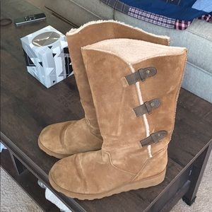 Size 9 women’s bear paw boots hardly worn
